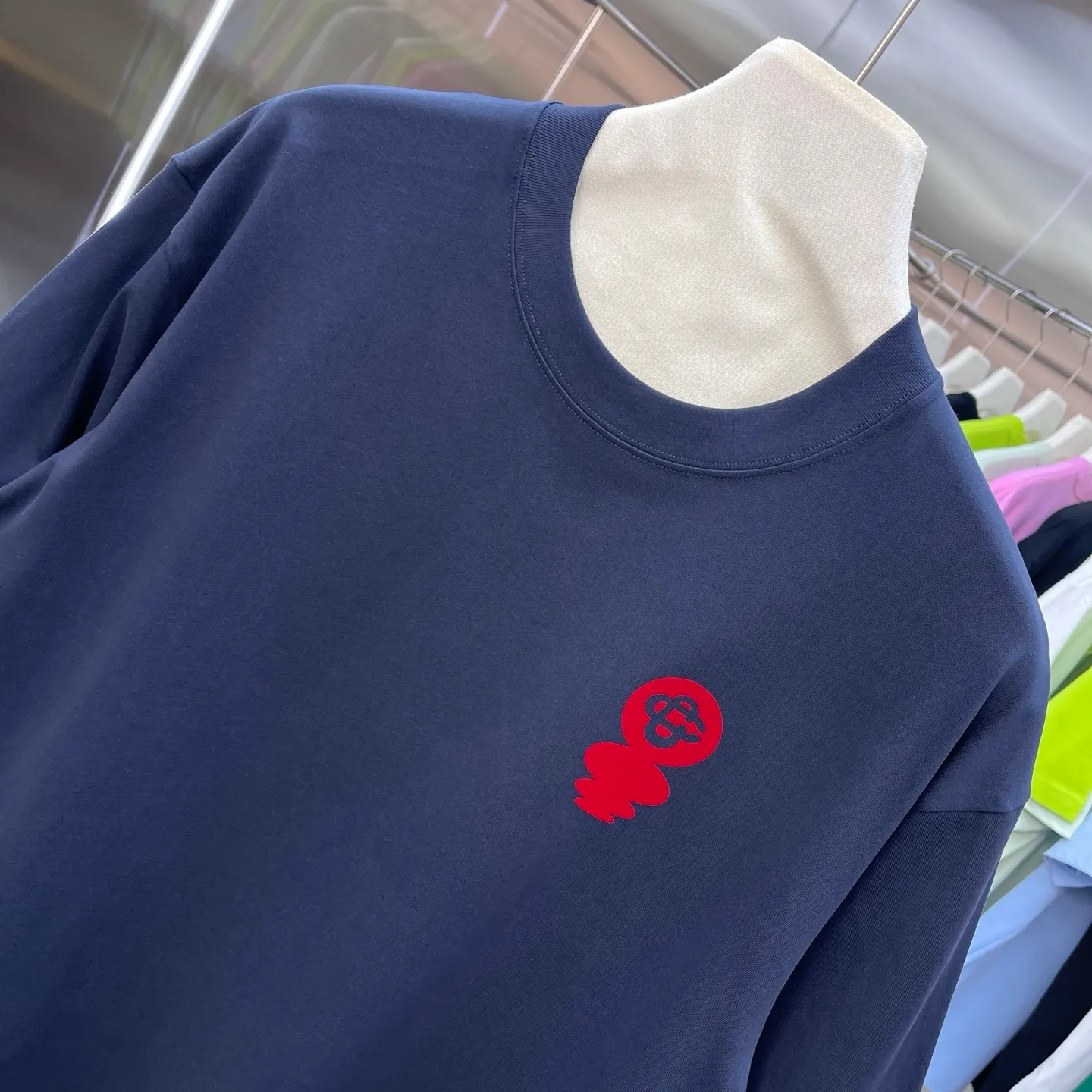 New Arrival Casablanca Casablanca Classic Series flocked short-sleeved T-shirt for celebrity wear. It is made of Xinjiang long-staple cotton ~ grams. The color of the fabric is custom-dyed and will not shrink or fade. It feels comfortable and has a strong texture. A must-have for fashionable men and women, the Classic drop-shoulder wide version is available exclusively in In Stock! Color: White Black Light Blue Royal Blue (4 colors) Size: S M L XL XXL